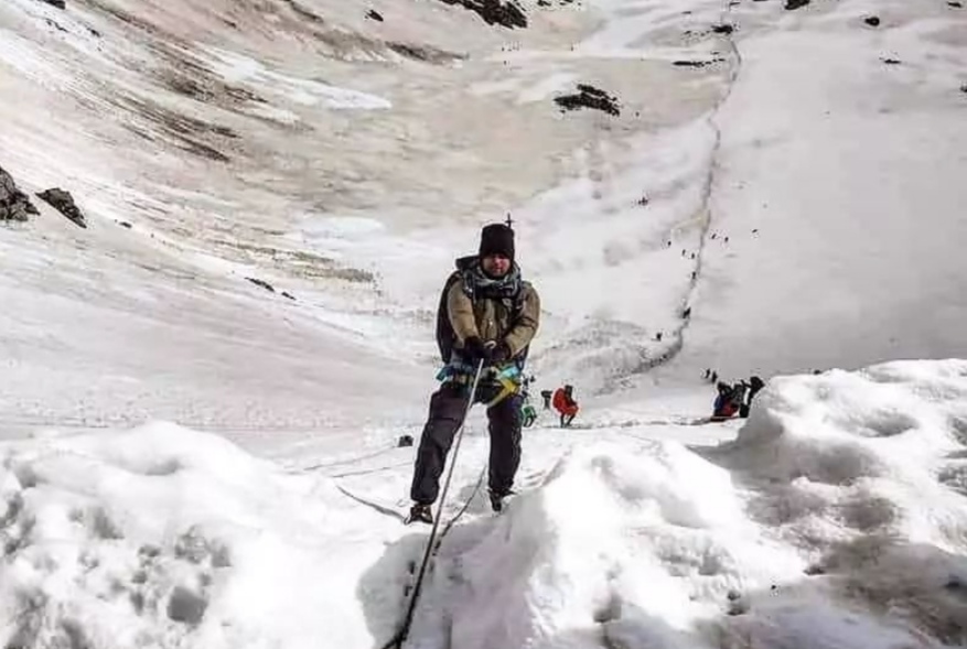 Ice wall climbing in Buran Ghati trek