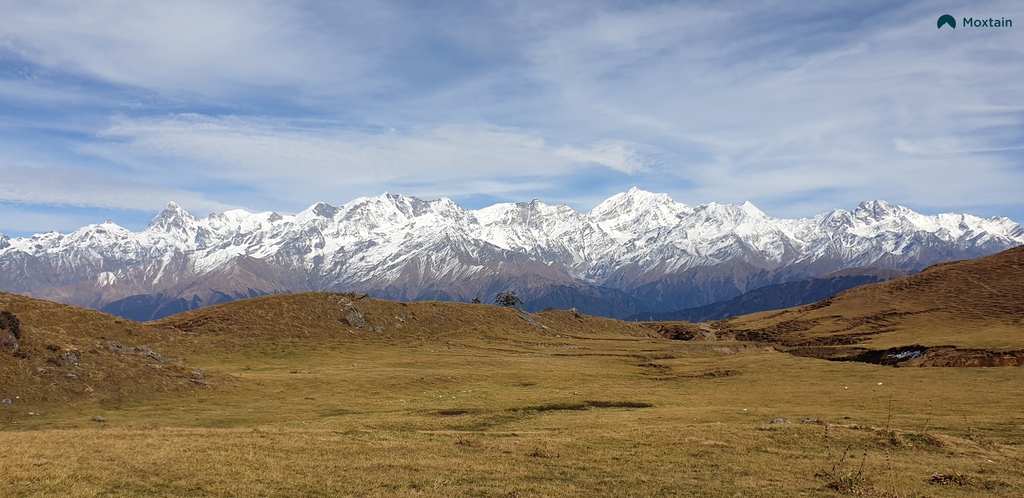 Dayara Bugyal trek dry vast meadows with snow capped mountain