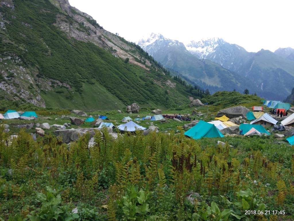 camping in beas kund trek in summers