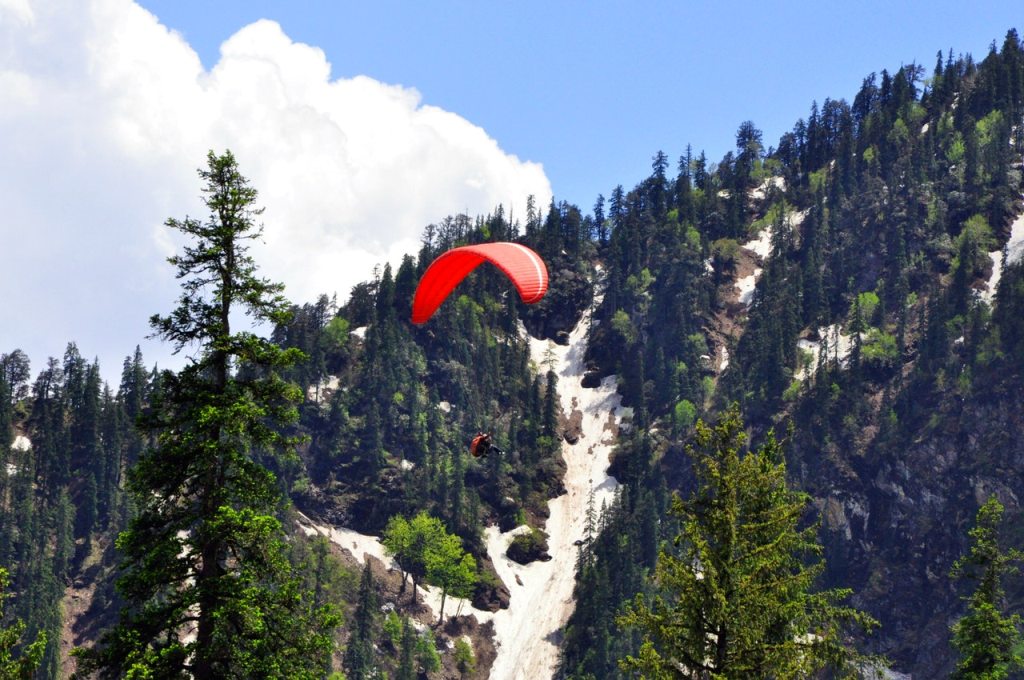 paragliding in manali