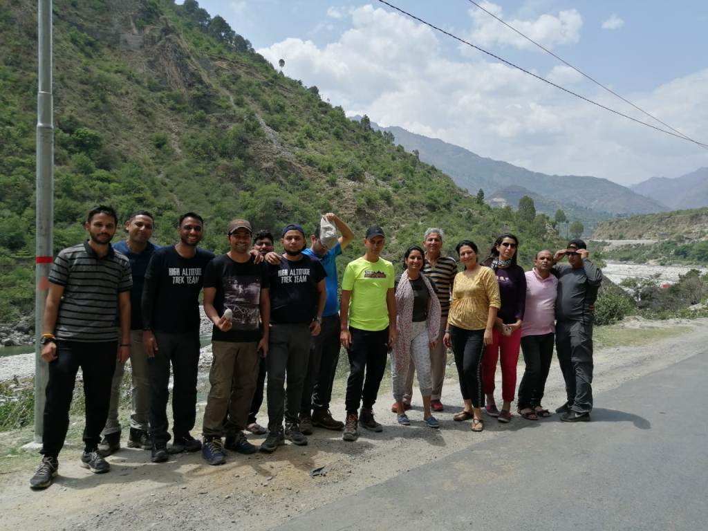 trekking with family in himalayas