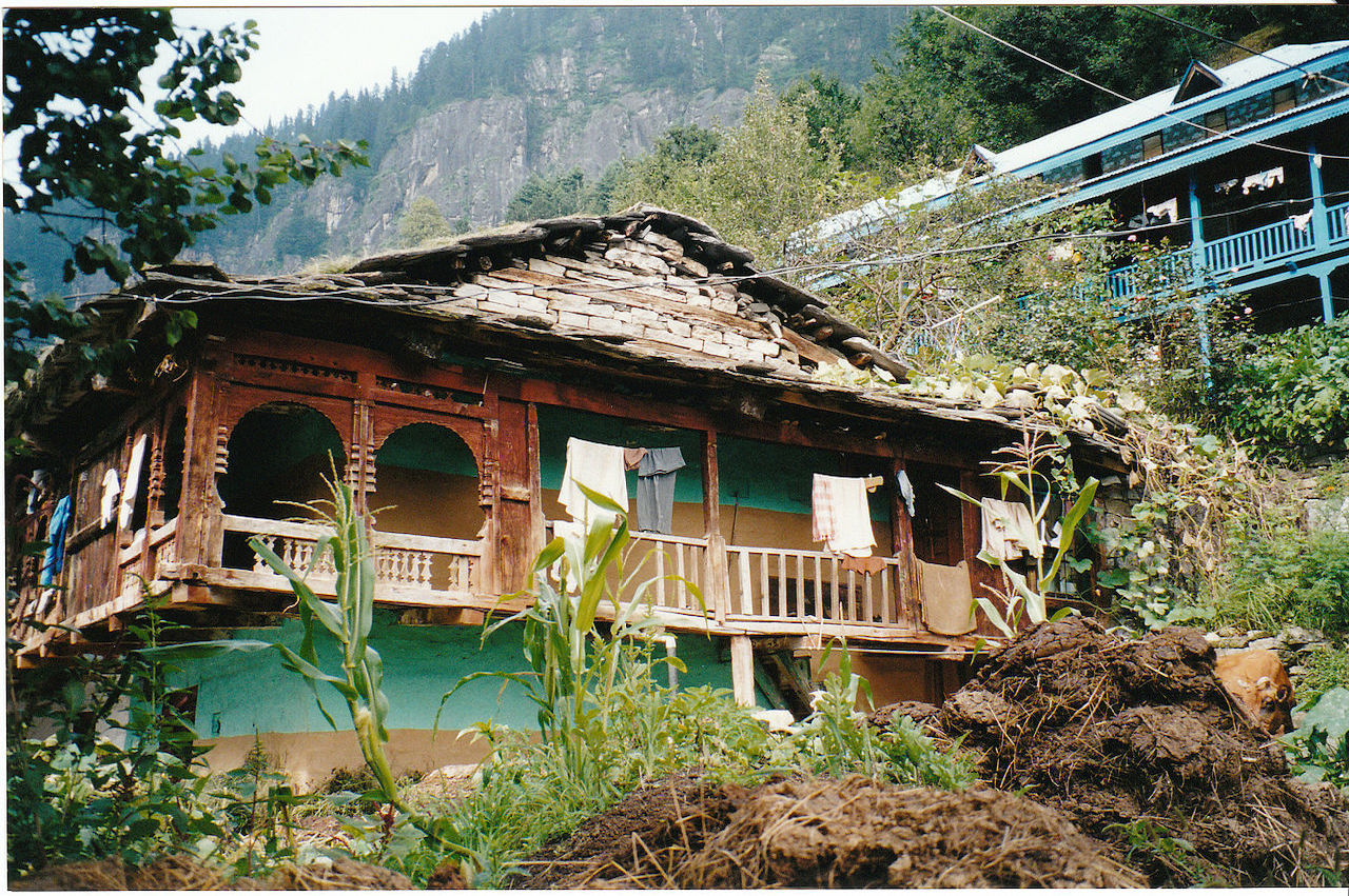 traditional house enroute hampta pass trek manali