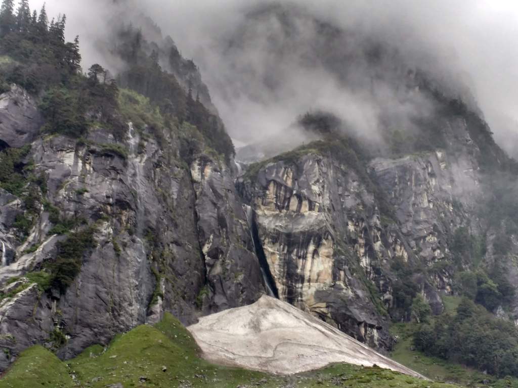 hampta pass trek landscape