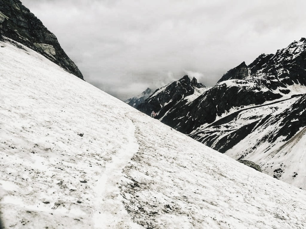 hampta pass trek trail on snow