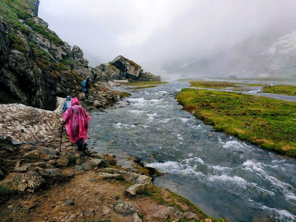 walking along the river to hamptapass in july