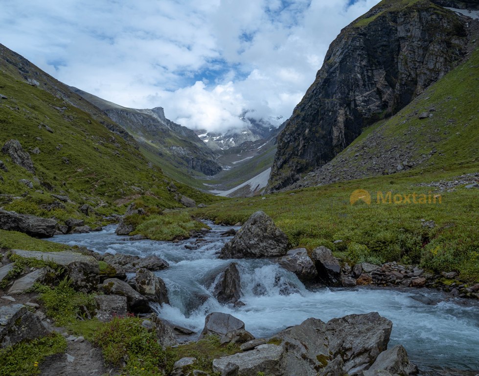 stream enroute hampta pass trek