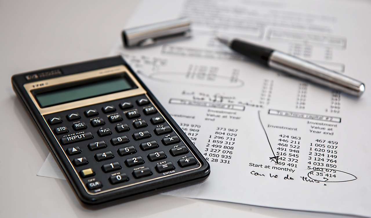 Calculation of finance limit using a calculator, a pen and a paper in which calculation is done