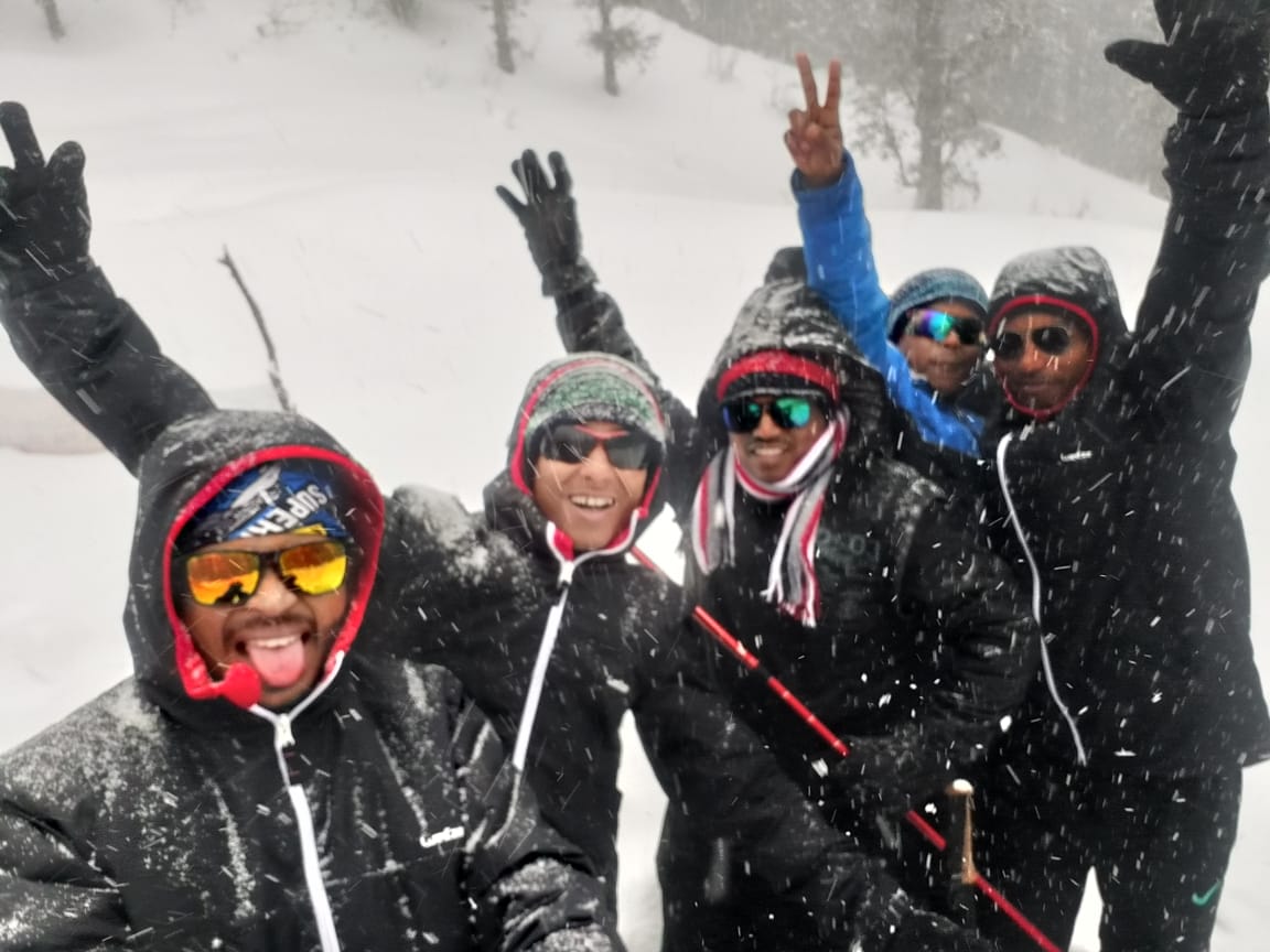 trekkers wearing polarised sunglasses for a wimter snow trek