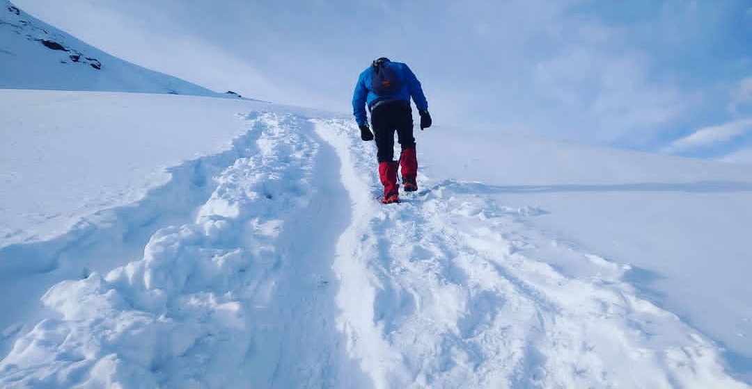trail to kedarkantha summit in winter