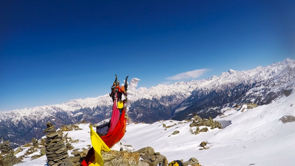 Kedarkantha summit snow covered himalayan peaks