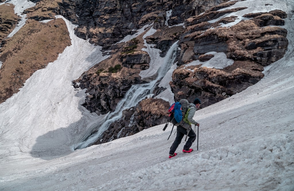 knee injury during trekking