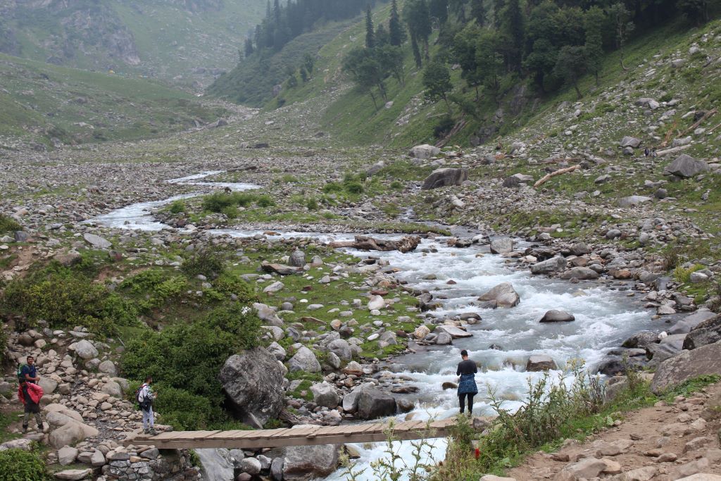 stream crossing during hampta pass trek