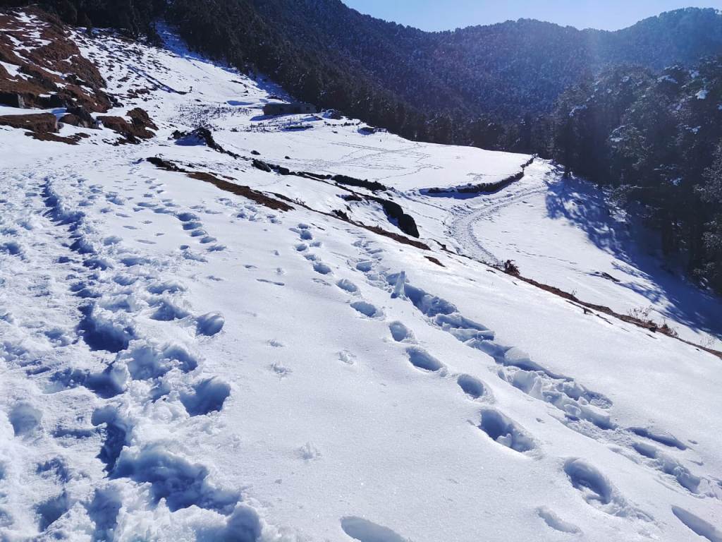 nag tibba difficult trail covered with snow 