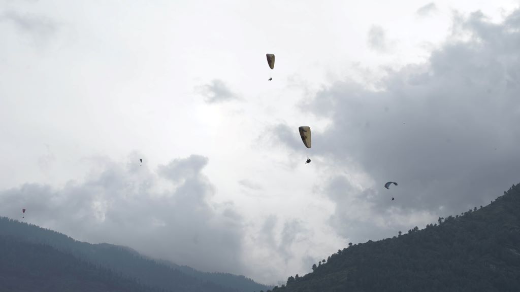 paragliding in manali