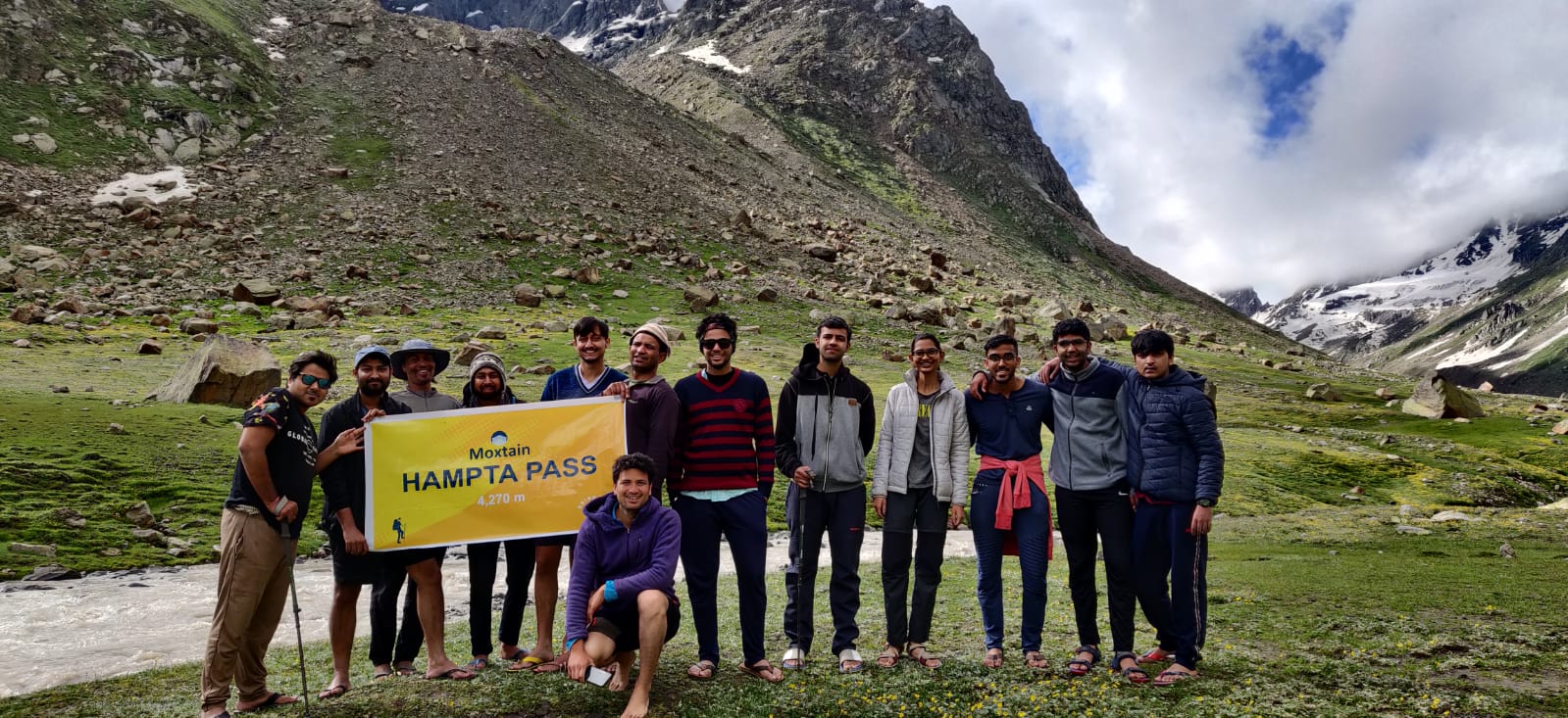 hampta pass trek group with moxtain