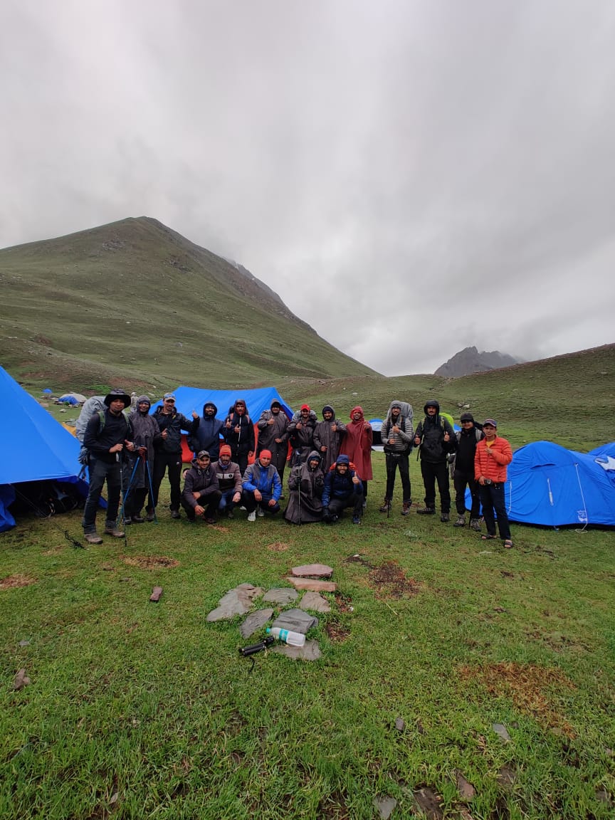 Pin Bhaba pass trek group with moxtain