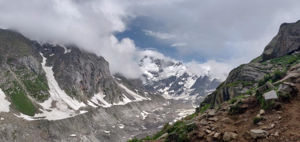 hampta pass a crossover trek