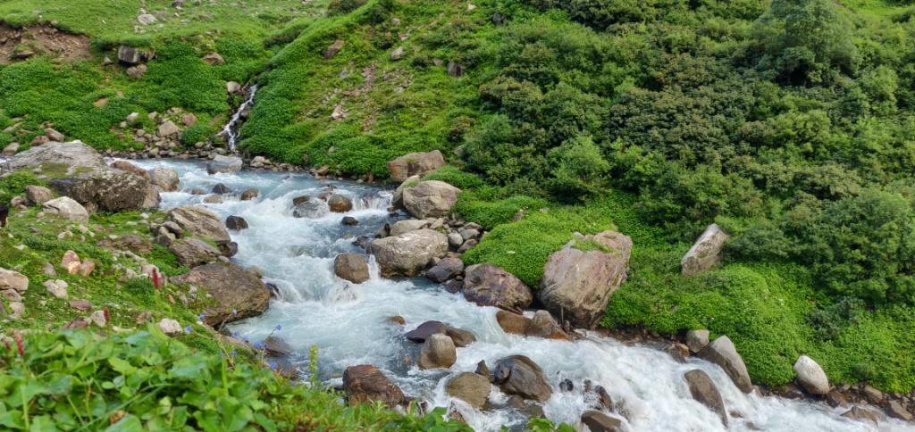 stream enroute hampta pass