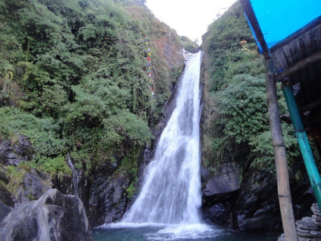 bhagsu nag waterfall