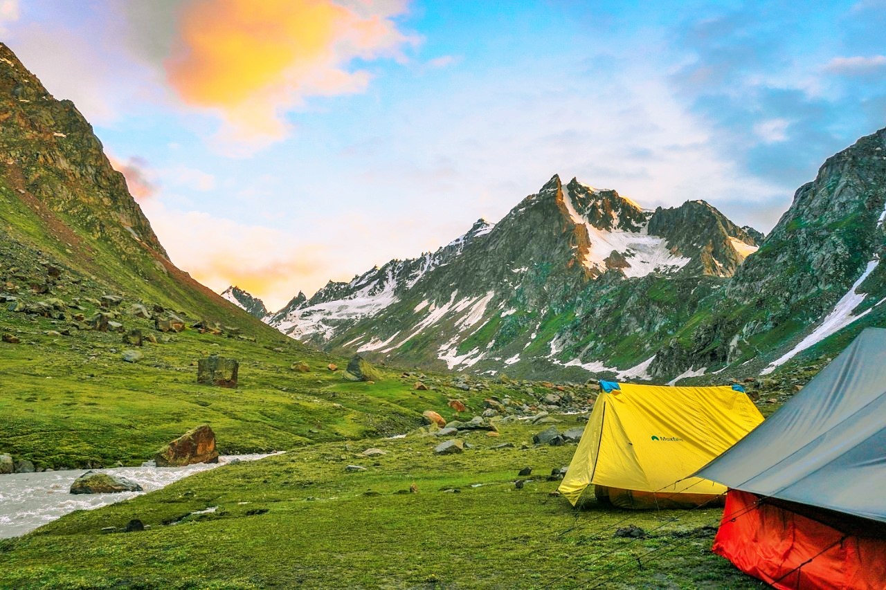 camping for monsoon trek hampta pass campsite near the water stream