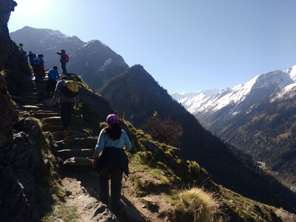 trekkers enroute har ki dun