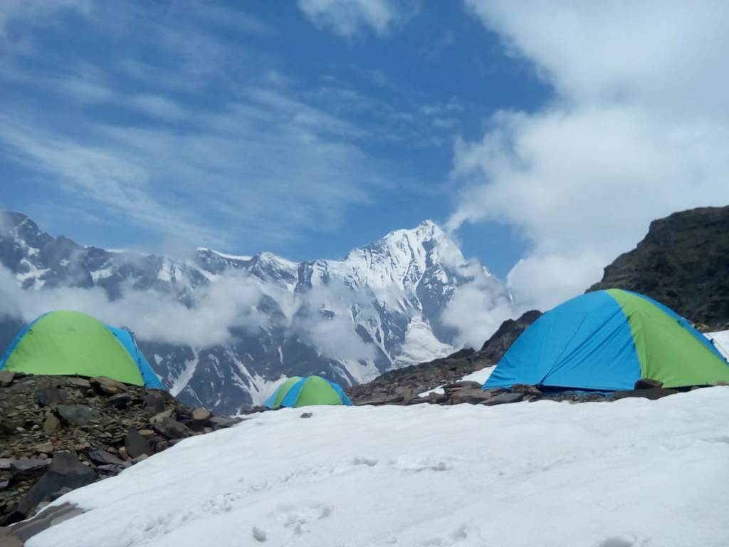 campsite at beas kund trek